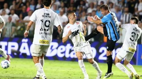 Áudio divulgado pela CBF explica gol anulado do Grêmio contra o Santos: “Mão aberta”. Foto: Mauricio De Souza/AGIF
