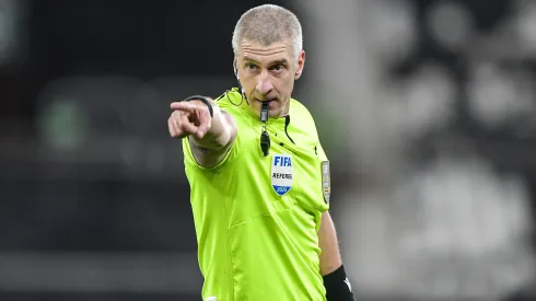O arbitro Anderson Daronco durante partida entre Botafogo e Bragantino no estadio Engenhao pelo campeonato Copa Do Brasil 2025. Foto: Thiago Ribeiro/AGIF