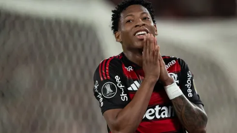 Plata, jogador do Flamengo, lamenta durante partida contra o Estudiantes no estadio Maracana pelo campeonato Copa Libertadores 2025. Foto: Jorge Rodrigues/AGIF