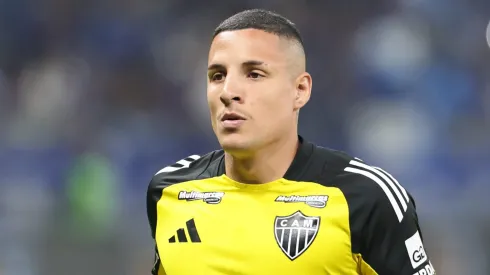 Guilherme Arana jogador do Atletico-MG durante aquecimento antes da partida contra o Cruzeiro no estadio Mineirao pelo campeonato Copa Do Brasil 2025. Foto: Gilson Lobo/AGIF