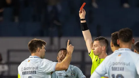 Expulsão de Kannemann no Grêmio.. Foto: Joisel Amaral/AGIF