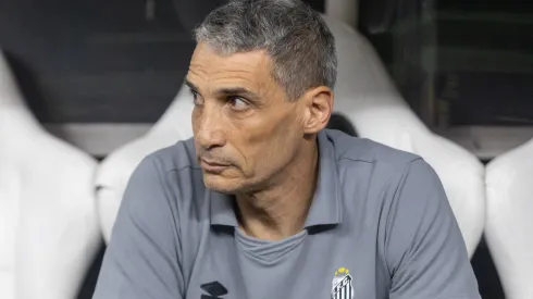 Vojvoda no comando do Santos durante duelo contra o Ceará – Foto: Lucas Emanuel/AGIF