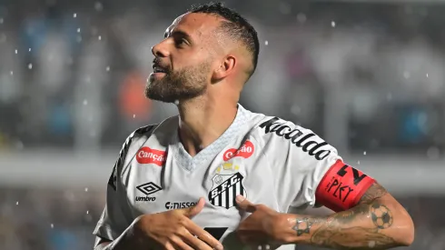 Guilherme durante o San-São comemorando pelo Santos – Foto: Jota Erre/AGIF
