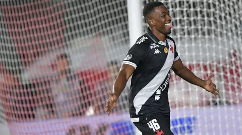 Carlos Cuesta comemorando pelo Vasco em São Januário – Foto: Thiago Ribeiro/AGIF