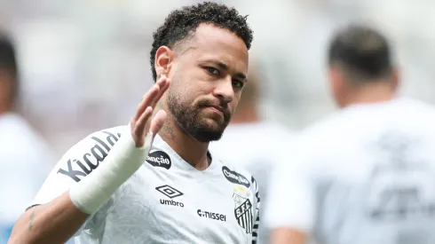 Neymar durante aquecimento antes da partida contra o Atlético-MG – Foto: Gilson Lobo/AGIF