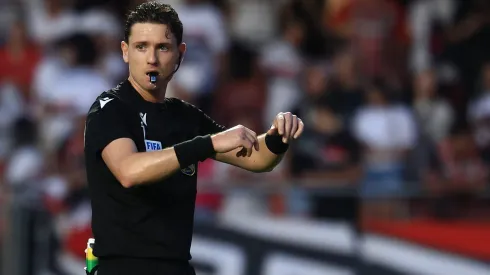O arbitro Ramon Abatti Abel durante partida entre São Paulo e Palmeiras no estádio Morumbi pelo campeonato Brasileiro A 2025. Foto: Marcello Zambrana/AGIF