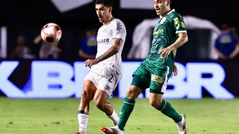 SP – SANTOS – 22/01/2025 – PAULISTA 2025, SANTOS X PALMEIRAS – Joao Basso jogador do Santos disputa lance com jogador do Palmeiras durante partida no estadio Vila Belmiro pelo campeonato Paulista 2025. Foto: Marcello Zambrana/AGIF