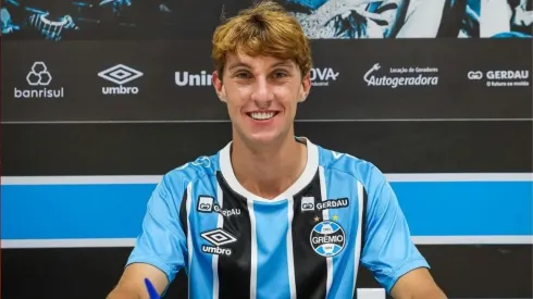 Tramontini, zagueiro do Grêmio assinando contrato (Foto: Divulgação/GrÊmio)