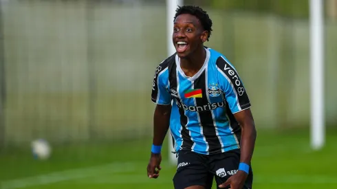 Gabriel Mec comemora gol pela base do Grêmio (Lucas Uebel/Grêmio FBPA)