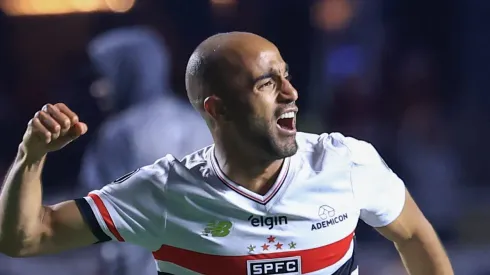 SP – SAO PAULO – 19/08/2025 – COPA LIBERTADORES 2025, SAO PAULO X ATLETICO NACIONAL – Lucas Moura jogador do Sao Paulo comemora vitoria ao final da partida contra o Atletico Nacional no estadio Morumbi pelo campeonato Copa Libertadores 2025.