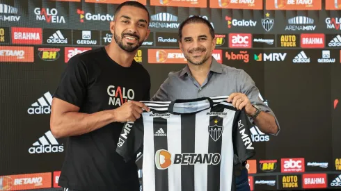 Paulo Henrique e o diretor Rodrigo Caetano, em sua apresentação no Atlético-MG (Divulgação/Atlético)