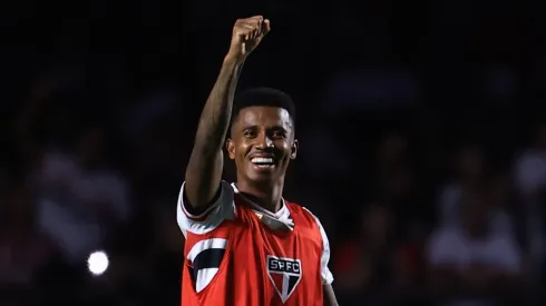 SP – SAO PAULO – 20/04/2025 – BRASILEIRO A 2025, SAO PAULO X SANTOS – Marcos Antonio jogador do Sao Paulo comemora vitoria ao final da partida contra o Santos no estadio Morumbi pelo campeonato Brasileiro A 2025. Foto: Marcello Zambrana/AGIF