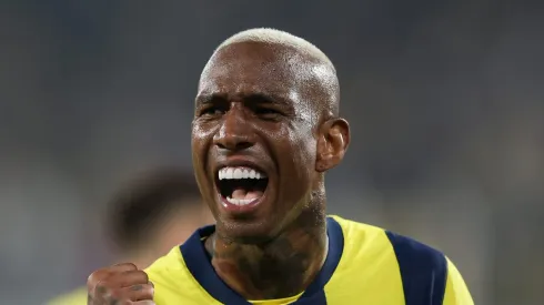– Talisca comemorando gol com a camisa do Fenerbahçe