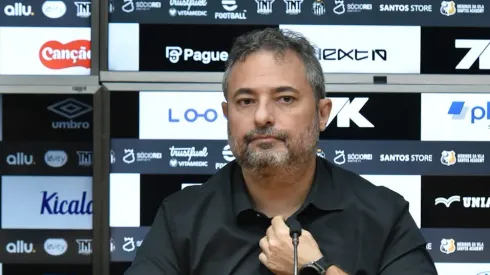 SP – SANTOS – 25/06/2025 – SANTOS, APRESENTACAO – Alexandre Mattos ao lado do Presidente Marcelo Teixeira durante sua apresentacao oficial como Diretor Executivo de futebol em coletiva de imprensa realizada no Vila Belmiro.