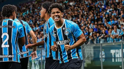 João Borne, meia-atacante do Grêmio em partida pelo Sub-17 (Foto: Angelo Pieretti)
