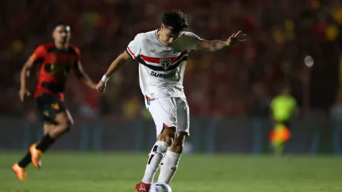 PE – RECIFE – 16/08/2025 – BRASILEIRO A 2025, SPORT X SAO PAULO – Dinenno jogador do Sao Paulo durante a partida entre Sport e Sao Paulo na Ilha do Retiro em Recife (PE), pelo Campeonato Brasileiro da Serie A 2025. Foto: Marlon Costa/AGIF