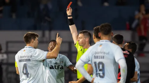 SP – BRAGANÇA PAULISTA – 04/10/2025 – BRASILEIRO A 2025, BRAGANTINO X GRÊMIO – Walter Kannemann jogador do Grêmio recebe cartão vermelho do árbitro durante partida contra o Bragantino no estádio Cícero De Souza Marques pelo campeonato Brasileiro A 2025