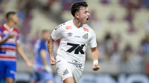 Álvaro Barreal comemorando pelo Santos no Brasileirão – Foto: Baggio Rodrigues/AGIF