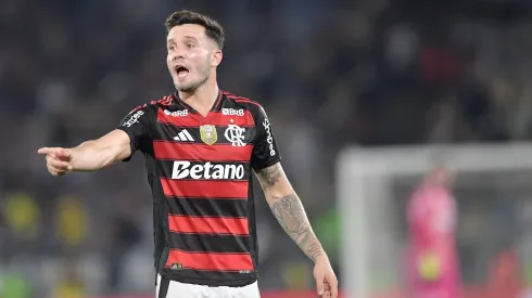 Saúl em campo pelo Flamengo em partida pelo Brasileirão Betano – Foto: Thiago Ribeiro/AGIF