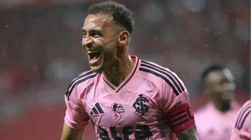 Alan Patrick comemora gol contra o Botafogo