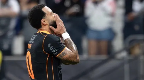 SP – SAO PAULO – 18/10/2025 – BRASILEIRO A 2025, CORINTHIANS X ATLETICO-MG –<br />
Memphis Depay jogador do Corinthians lamenta durante partida contra o Atletico-MG no estadio Arena Corinthians pelo campeonato Brasileiro A 2025. Foto: Joisel Amaral/AGIF