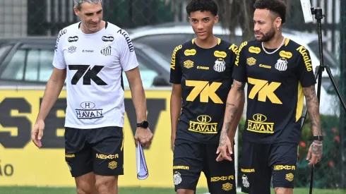 Vojvoda com Neymar e Robinho Júnior no CT. Foto: Jota Erre/AGIF