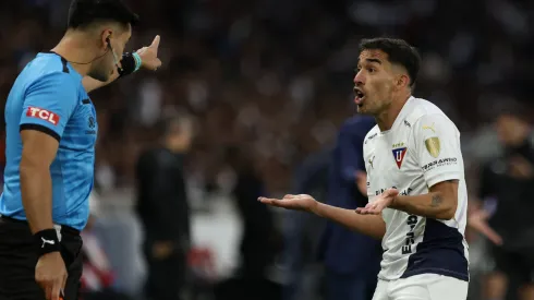 Lisandro Alzugaray durante partida entre LDU x São Paulo – Foto: Franklin Jacome/Getty Images