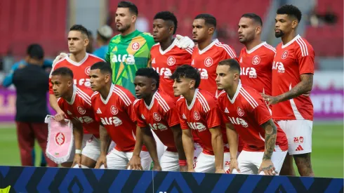 Braian Aguirre (segundo agachado da esquerda pra direita) sofreu grave lesão durante a vitória sobre o Sport