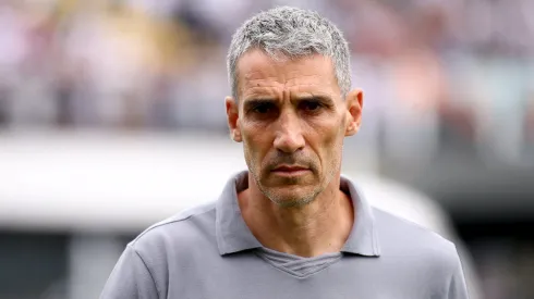 SP – SANTOS – 01/11/2025 – BRASILEIRO A 2025, SANTOS X FORTALEZA – Juan Pablo Vojvoda tecnico do Santos durante partida contra o Fortaleza no estadio Vila Belmiro pelo campeonato Brasileiro A 2025. Foto: Mauricio De Souza/AGIF