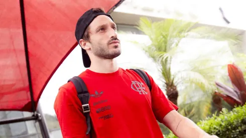 Matias Viña vem buscando reconquistar seu espaço em campo