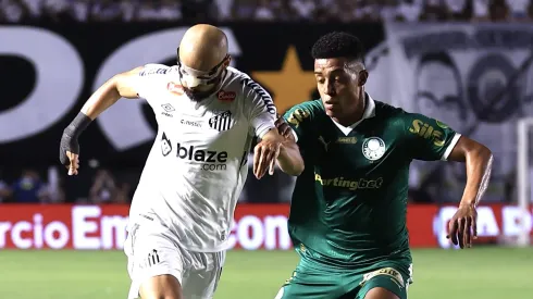 SP – SANTOS – 22/01/2025 – PAULISTA 2025, SANTOS X PALMEIRAS – Thaciano jogador do Santos disputa lance com  jogador do Palmeiras durante partida no estadio Vila Belmiro pelo campeonato Paulista 2025. Foto: Marcello Zambrana/AGIF
