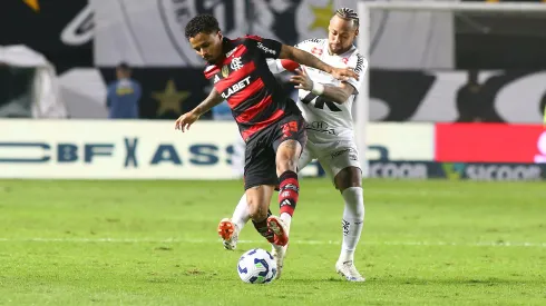 Neymar Jr, jogador do Santos, durante partida contra o Flamengo no estadio Vila Belmiro pelo campeonato Brasileiro A 2025. Foto: Mauricio De Souza/AGIF