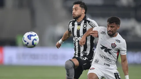 Alex Telles durante o último duelo entre Botafogo e Vitória – Foto: Thiago Ribeiro/AGIF
