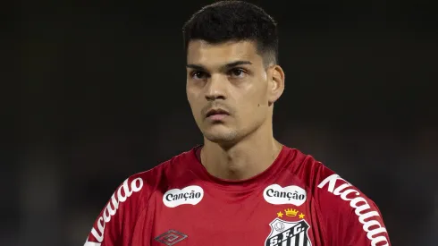 Gabriel Brazão, jogador do Santos, durante partida contra o Bragantino no estadio Cicero De Souza Marques pelo campeonato Brasileiro A 2025. Foto: Anderson Romao/AGIF
