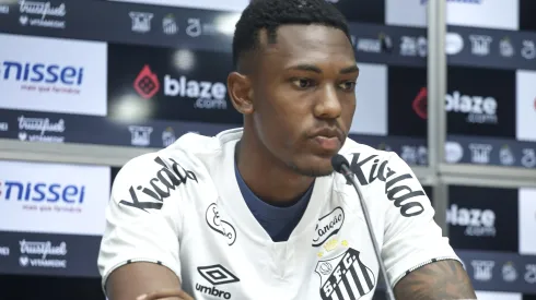 Zagueiro tem o futuro incerto – Foto: Reinaldo Campos/AGIF.