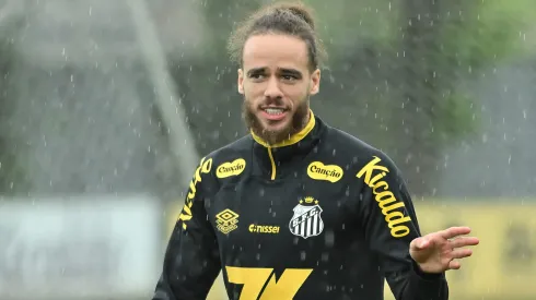 SP – SANTOS – 10/10/2025 – SANTOS, TREINO – Brahimi jogador do Santos durante treino no Centro de Treinamento CT Rei Pele. Foto: Jota Erre/AGIF
