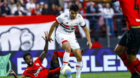 SP – SAO PAULO – 11/08/2024 – BRASILEIRO A 2024, SAO PAULO X ATLETICO-GO – Joao Moreira jogador do Sao Paulo disputa lance com Guilherme Romao jogador do Atletico-GO durante partida no estadio Morumbi pelo campeonato Brasileiro A 2024. Foto: Marco Miatelo/AGIF
