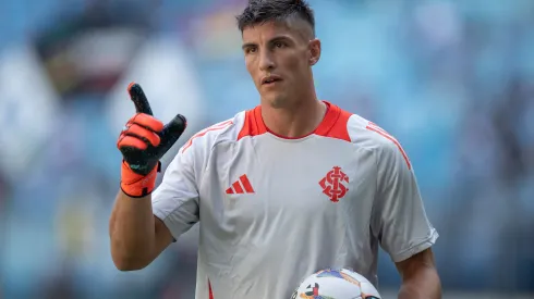 RS – PORTO ALEGRE – 08/03/2025 – GAUCHO 2025, GREMIO X INTERNACIONAL – Rochet jogador do Internacional durante partida contra o Gremio no estadio Arena do Gremio pelo campeonato Gaucho 2025. Foto: Liamara Polli/AGIF
