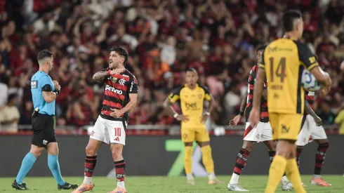 O craque De Arrascaeta, do Flamengo, comemora seu gol contra o Sport no estádio do Maracanã, em partida válida pelo Campeonato Brasileiro Série A 2025 | Crédito: Alamy Live News