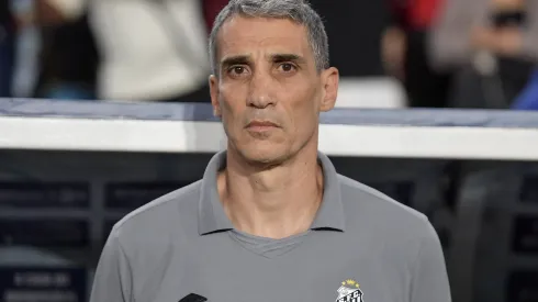 O Santos de Vojvoda precisa dos três pontos. Foto: Thiago Ribeiro/AGIF