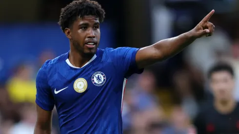 Andrey Santos defendendo o Chelsea – Foto: Eddie Keogh/Getty Images
