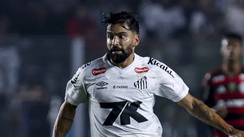 Rincón, volante do Santos em partida pelo campeonato brasileiro (Foto: Ricardo Moreira/Getty Images)