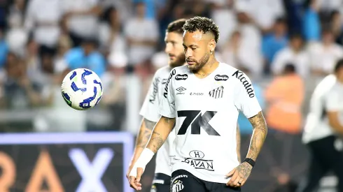 SP – SANTOS – 15/11/2025 – BRASILEIRO A 2025, SANTOS X PALMEIRAS – Neymar Jr jogador do Santos durante aquecimento antes da partida contra o Palmeiras no estadio Vila Belmiro pelo campeonato Brasileiro A 2025. Foto: Mauricio De Souza/AGIF
