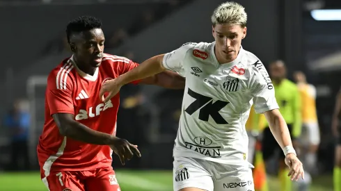 Rollheiser jogador do Santos durante partida contra o Internacional no estadio Vila Belmiro pelo campeonato Brasileiro A 2025. Foto: Jota Erre/AGIF