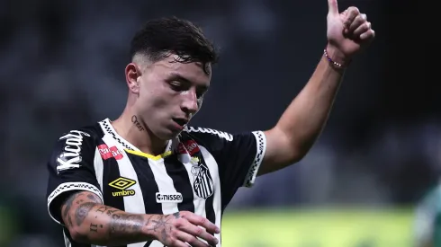 Barreal jogador do Santos durante partida contra o Palmeiras no estadio Arena Allianz Parque pelo campeonato Brasileiro A 2025. Foto: Ettore Chiereguini/AGIF
