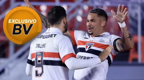 Luciano jogador do São Paulo comemora seu gol com Calleri jogador da sua equipe durante partida contra o Goiás no estádio Morumbi pelo campeonato Copa Do Brasil 2024. Foto: Marcello Zambrana/AGIF
