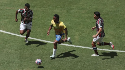 Lucas Ribeiro (C) enfrentou o Fluminense de Hércules (E) e Cano (D) no Mundial