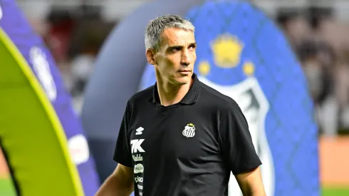 SP – SANTOS – 19/11/2025 – BRASILEIRO A 2025, SANTOS X MIRASSOL – Juan Pablo Vojvoda tecnico do Santos durante partida contra o Mirassol no estadio Vila Belmiro pelo campeonato Brasileiro A 2025. Foto: Jota Erre/AGIF