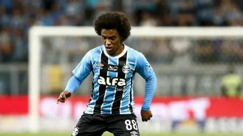 Willian em campo com a bola no pé –
Foto: Pedro H. Tesch/Getty Images