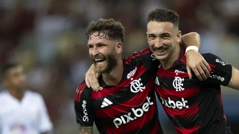 RJ – RIO DE JANEIRO – 22/02/2025 – CARIOCA 2025, FLAMENGO X MARICA – Leo Ortiz jogador do Flamengo comemora seu gol com Leo Pereira jogador da sua equipe durante partida contra o Marica no estadio Maracana pelo campeonato Carioca 2025. Foto: Jorge Rodrigues/AGIF